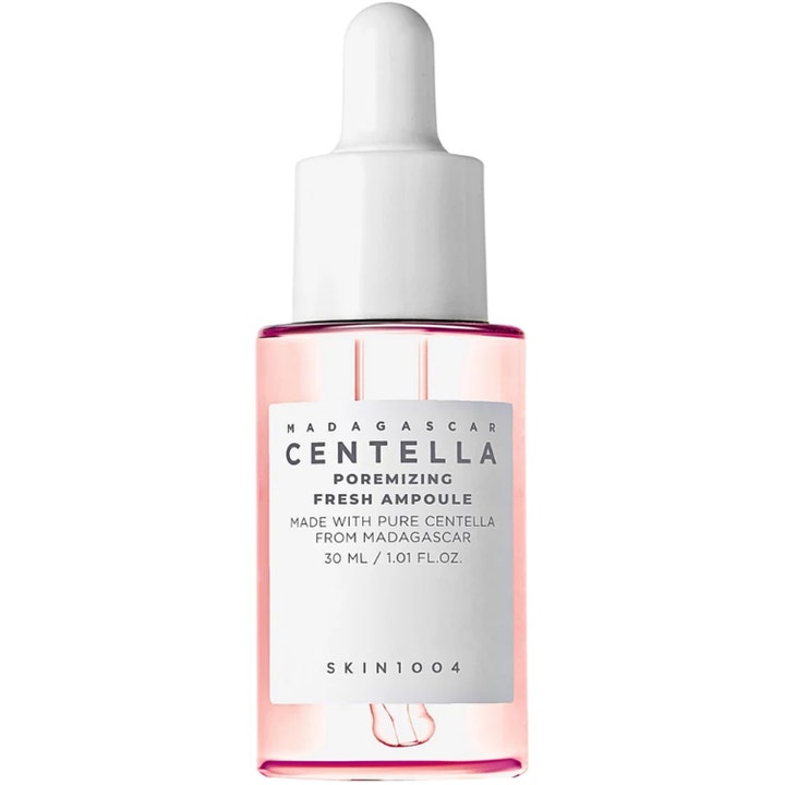 Skin1004 Madagascar Centella Poremizing Fresh Ampoule 30 ml porepleje med lyserød serum i klar flaske med hvid pipette