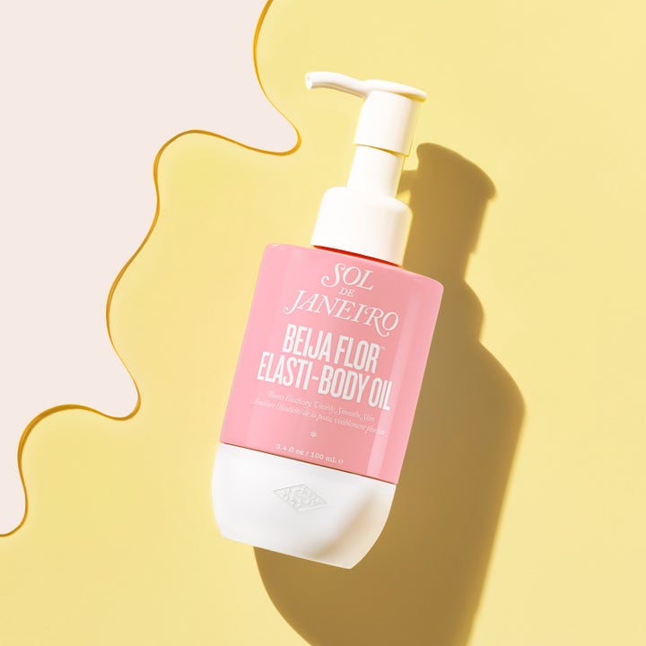 Sol de Janeiro Beija Flor Elasti-Body Oil 100 ml kropsolie øger elasticitet i pink flaske med hvid pumpe.