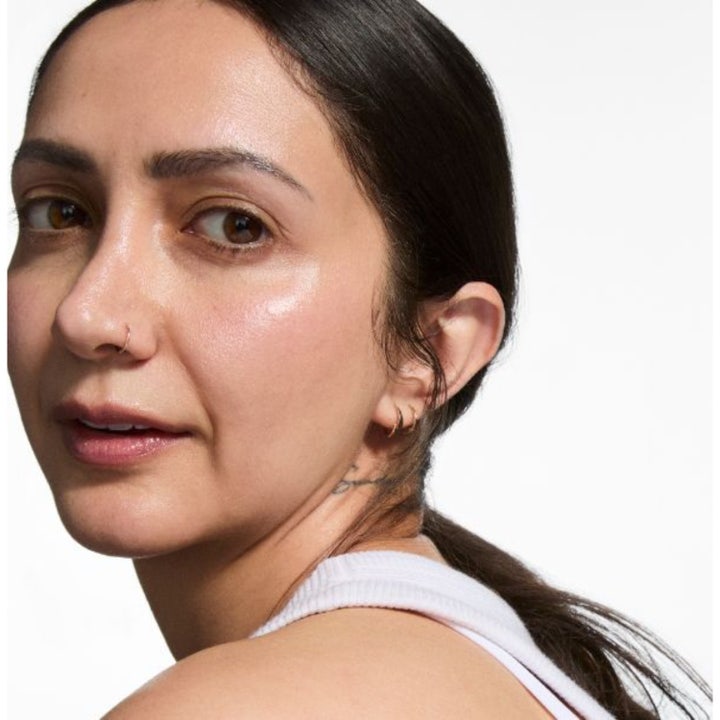The INKEY List Collagen Peptide Serum 30 ml opstrammende serum på en person med sund og strålende hud