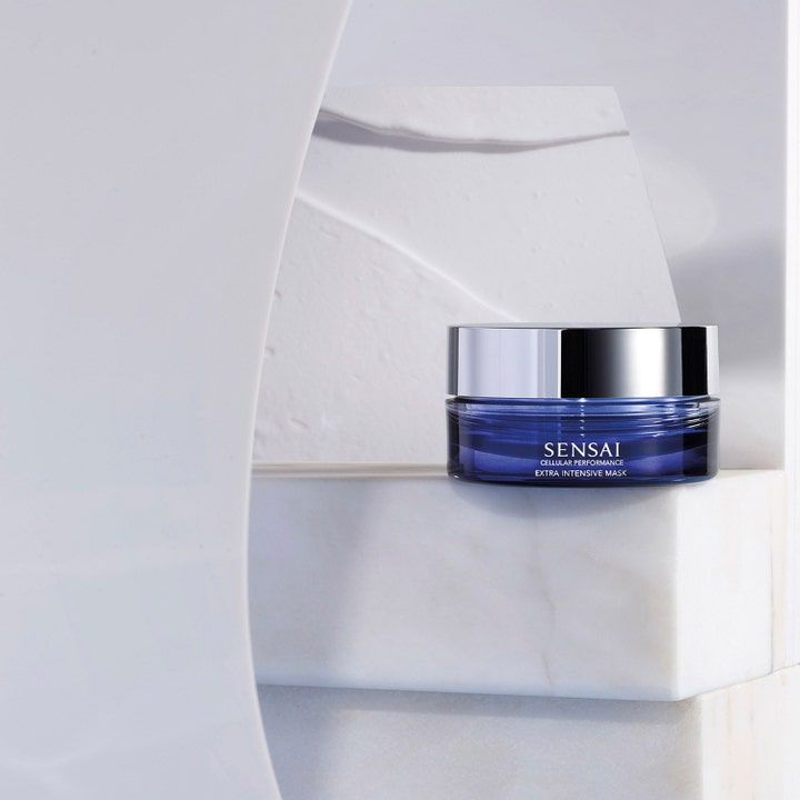 Sensai Cellular Performance Extra Intensive Mask 75 ml ansigtsmaske i blå krukke på hvid marmor