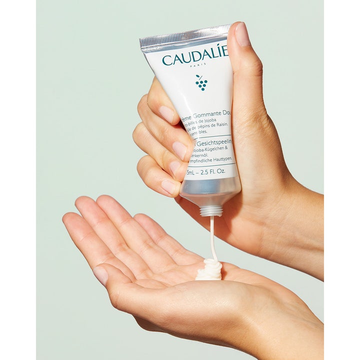 Caudalie Vinoclean Gentle Buffing Cream 75 ml eksfolierende ansigtsrens hvid creme presses fra tube ned i en hånd