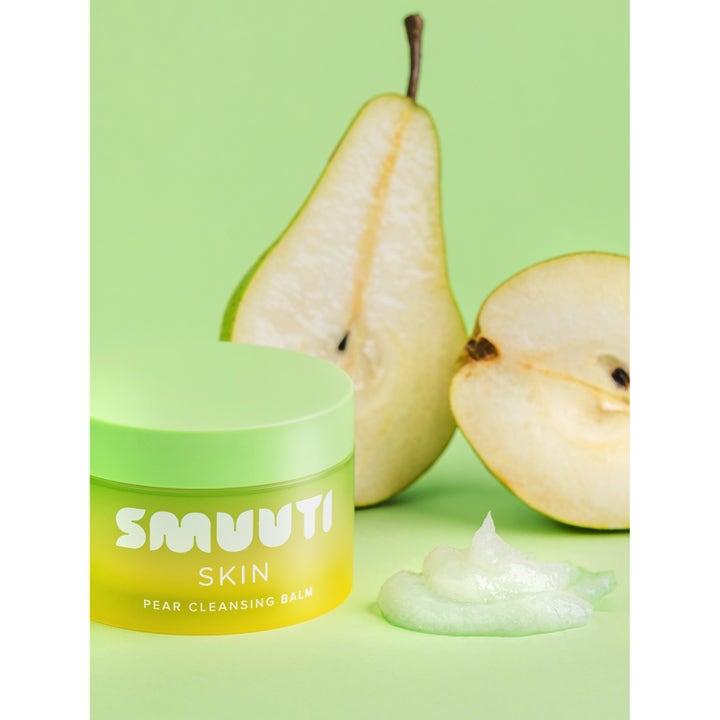 Smuuti Skin Pear Cleansing Balm 100 ml fugtgivende ansigtsrens i grøn krukke med lysegrøn tekstur og friske pærer
