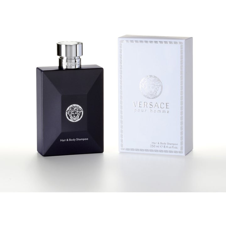 Versace Pour Homme 250 ml shower gel giver en luksuriøs vask i sort kantet flaske med sølvlogo og hvid æske.