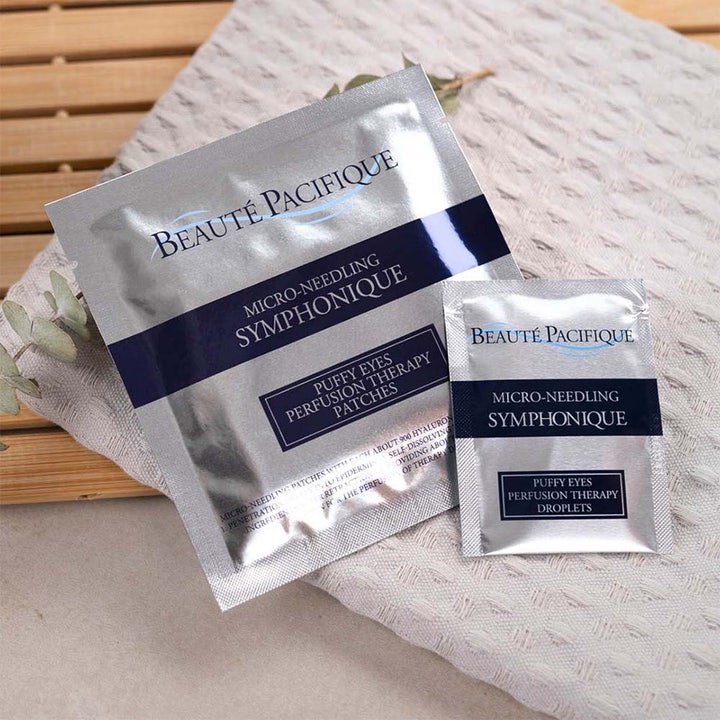 Beauté Pacifique Symphonique Micro Needling øjenbehandling i sølvfarvede breve mod hævede øjne på en hvid klud