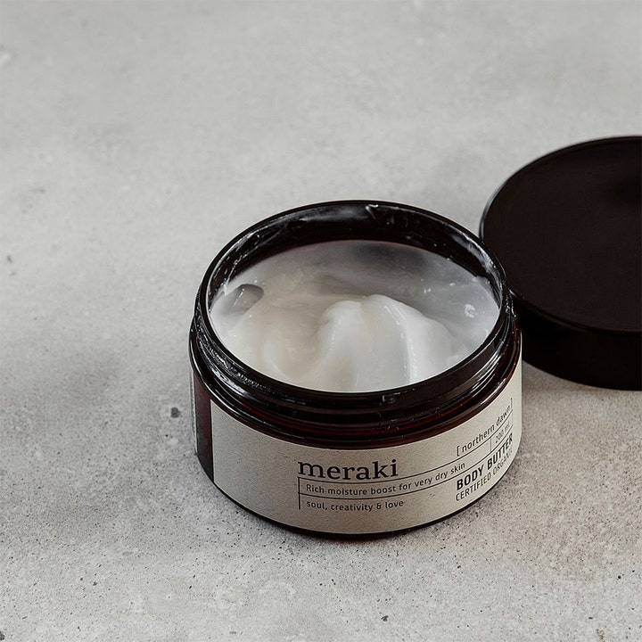 Meraki Northern Dawn Body Butter 200 ml fugtgivende kropscreme i åben mørk krukke med hvid cremet tekstur