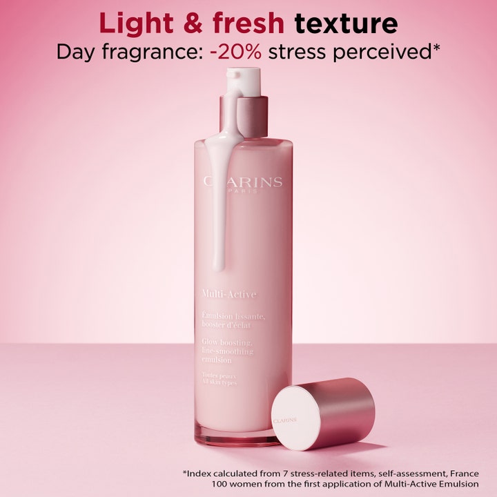 Clarins Multi-Active Emulsion 100 ml ansigtsemulsion giver glød med en let hvid tekstur på en lyserød pumpeflaske