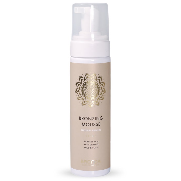 Bronza Bronzing Mousse Natural Bronze selvbruner mousse giver naturlig glød i hvid pumpeflaske med guld mandala