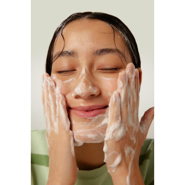 By Wishtrend Green Tea Enzyme Powder Wash 110 g eksfolierende ansigtsrens der danner et blødt hvidt skum på huden.