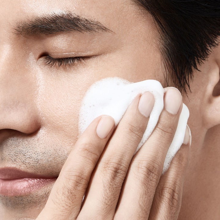 Shiseido Men Face Cleanser 125 ml ansigtsvask påføres som et blødt renseskum på huden for en frisk følelse.
