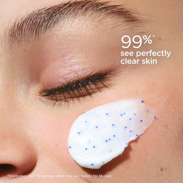 Clarins Purifying Gentle Foaming Cleanser 125 ml ansigtsrens med cremet tekstur og blå perler på hud