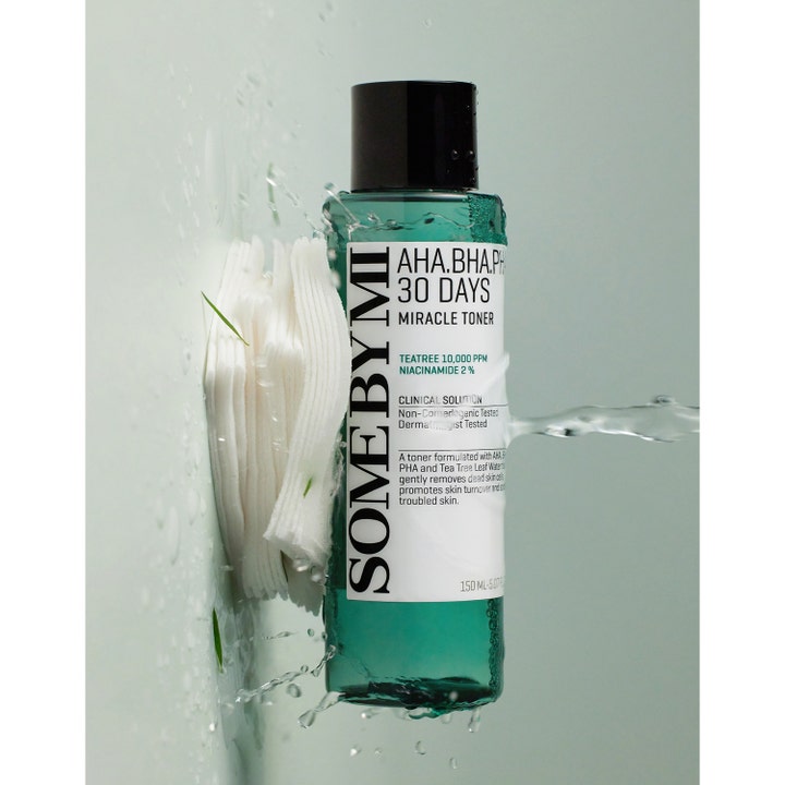Some By Mi Aha-Bha-Pha 30 Days Miracle Toner 150 ml i grøn flaske med vatrondeller og vandstænk.