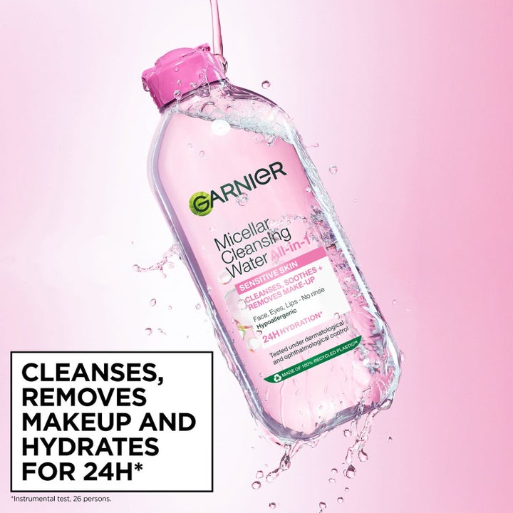 Garnier Micellar Cleansing Water ansigtsrens fjerner makeup og giver 24 timers fugt i klar flaske med vandstænk.