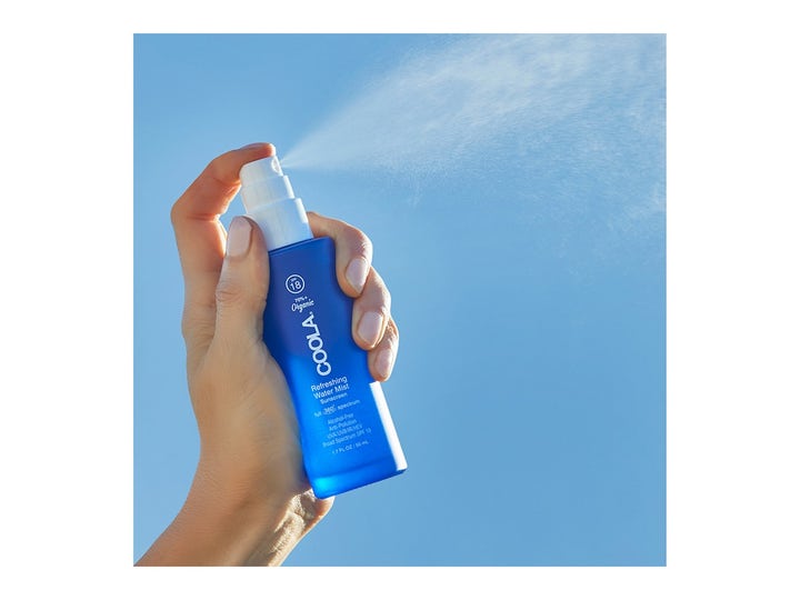 COOLA Refreshing Water Mist 50 ml i blå sprayflaske der giver en opfriskende og solbeskyttende ansigtsmist