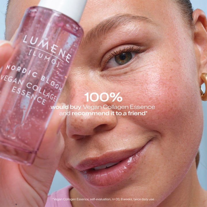 Lumene Vegan Collagen Essence 30 ml ansigtsserum holdt af kvinde med strålende hud og 100% anbefaling