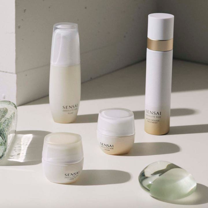 Sensai Absolute Silk Illuminative Cream 40 ml glødgivende ansigtscreme i hvide krukker i et stilrent miljø