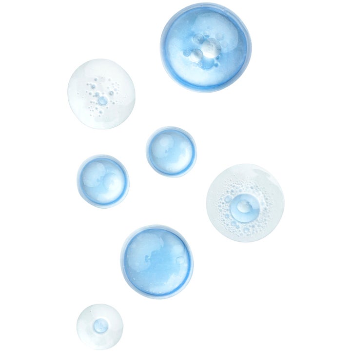 Lumene Moisturizing Prebiotic Oil-Cocktail 30 ml ansigtsolie viser blå og klare flydende dråber med tekstur