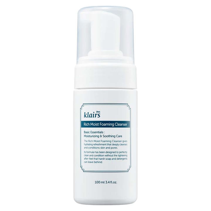 Klairs Rich Moist Foaming Cleanser 100 ml fugtgivende ansigtsrens i hvid pumpeflaske med gennemsigtigt låg