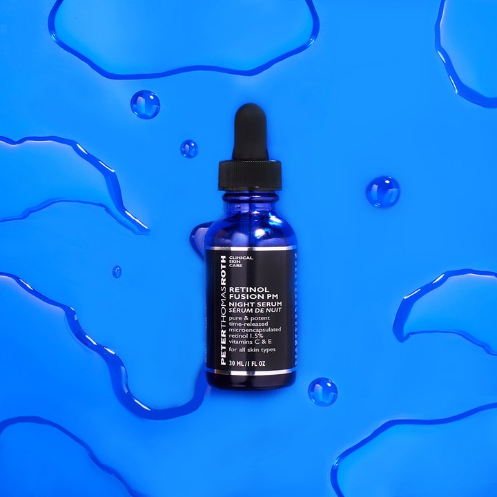 Peter Thomas Roth Retinol Fusion Pm 30 ml natserum i blå glasflaske med pipette placeret i vandpytter