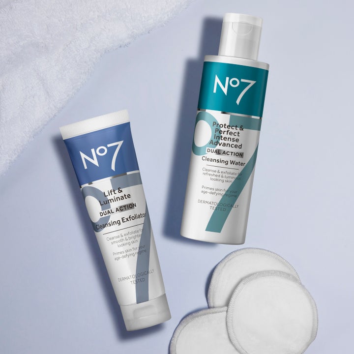 No7 Protect & Perfect Intense Advanced Cleansing Water 200 ml ansigtsrens der exfolierer vist med hvide vatrondeller