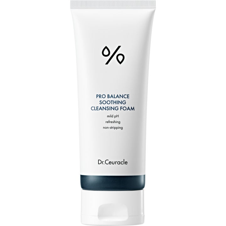 Dr. Ceuracle Pro Balance Soothing Cleansing Foam beroligende ansigtsrens i hvid tube med mørkeblåt bånd og hvidt låg
