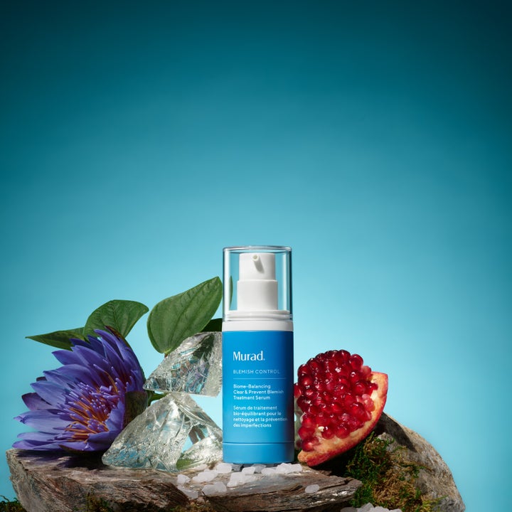 Murad Biome-Balancing Clear & Prevent Blemish Treatment Serum 30 ml mod urenheder i blå flaske med granatæble og lilla blomst