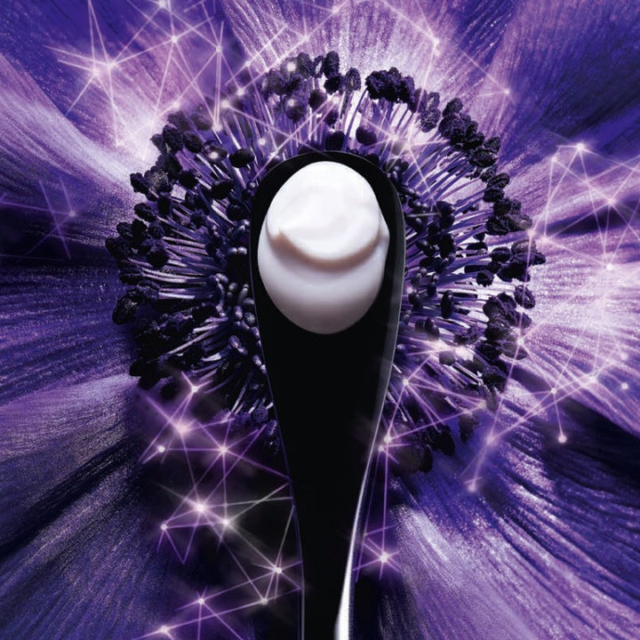 Lancôme Rénergie Multi-Lift Crème 50 ml opstrammende dagcreme hvid tekstur på lilla blomst med et lysende teknisk net.
