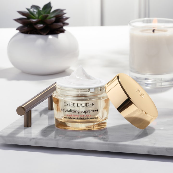 Estée Lauder Revitalizing Supreme+ Soft Cream 50 ml opstrammende dagcreme i åben guldkrukke med hvid creme