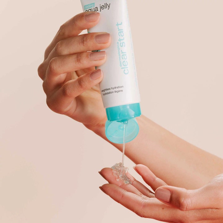 Dermalogica Cooling Aqua Jelly Clear Start 59 ml fugtgivende ansigtscreme med klar gelé der trykkes ud af tuben.