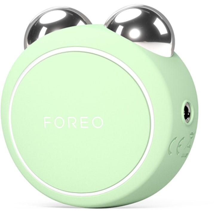 FOREO BEAR 2 go Pistachio 1 stk opstrammende ansigtsløft lysegrøn mikrostrømsenhed med to sølvfarvede metalkugler