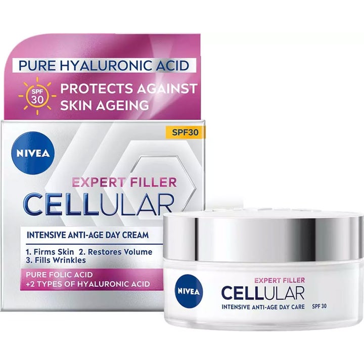 Nivea Cellular Expert Filler SPF 30 dagcreme mod rynker i hvid krukke med sølvlåg foran lilla og hvid æske.