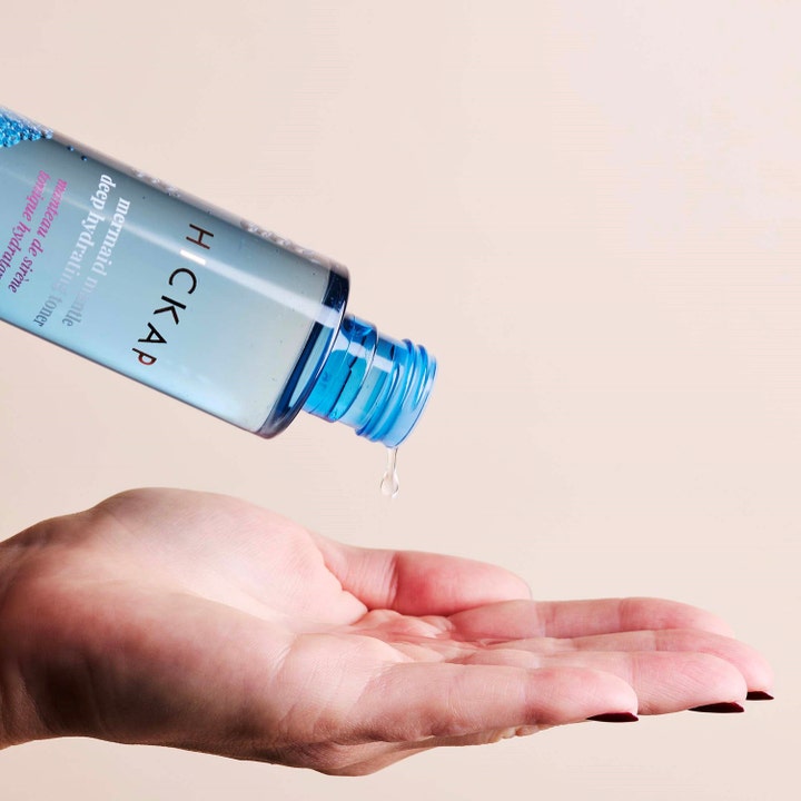 Hickap Mermaid Mantle Deep Hydrating Toner 150 ml fugtgivende toner hældes fra en blå flaske ned i en håndflade