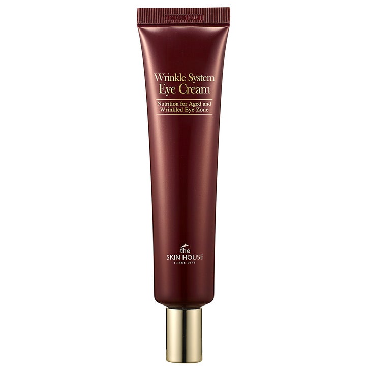 The Skin House Wrinkle System Eye Cream mod rynker i en burgunderød tube med en skinnende guldhætte