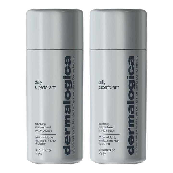 Dermalogica Daily Superfoliant 57 g kulbaseret ansigtseksfoliering der fornyer huden i to grå flasker.