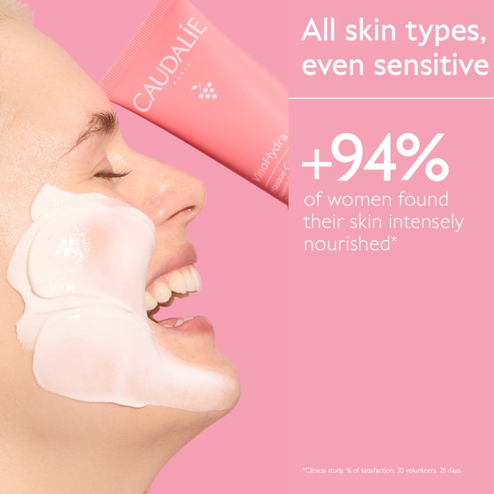 Caudalie Vinohydra Moisturizing Mask 75 ml fugtgivende ansigtsmaske med hvid creme på huden og lyserød tube.
