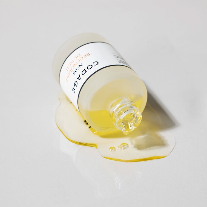 Codage Paris The Serum N°08 30 ml foryngende ansigtsserum med gul olie der flyder ud fra en frostet glasflaske