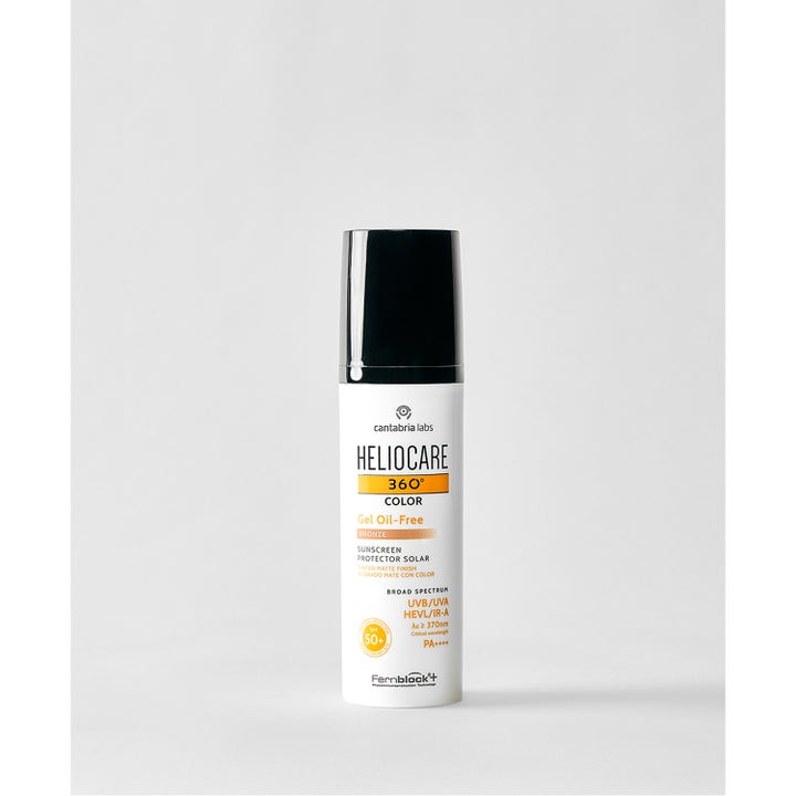 Heliocare Gel Oil-Free SPF 50+ Pearl 50 ml solcreme beskytter huden og giver mat finish i hvid flaske med sort låg