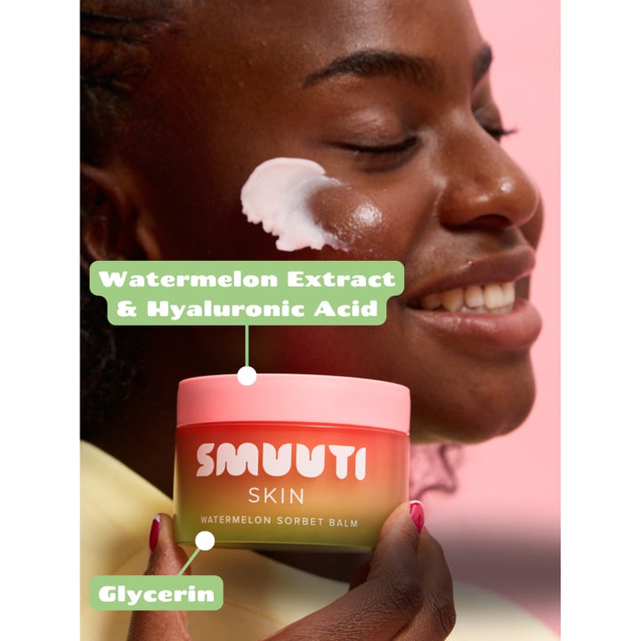 Smuuti Skin Watermelon Dew Sorbet Balm 100 ml fugtgivende ansigtsrens på smilende model med hyaluronsyre og glycerin.
