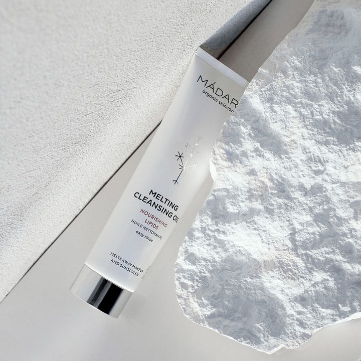 MÁDARA Melting Cleansing Oil 100 ml nærende ansigtsrens i hvid tube med sølvlåg fjerner nemt makeup og solcreme