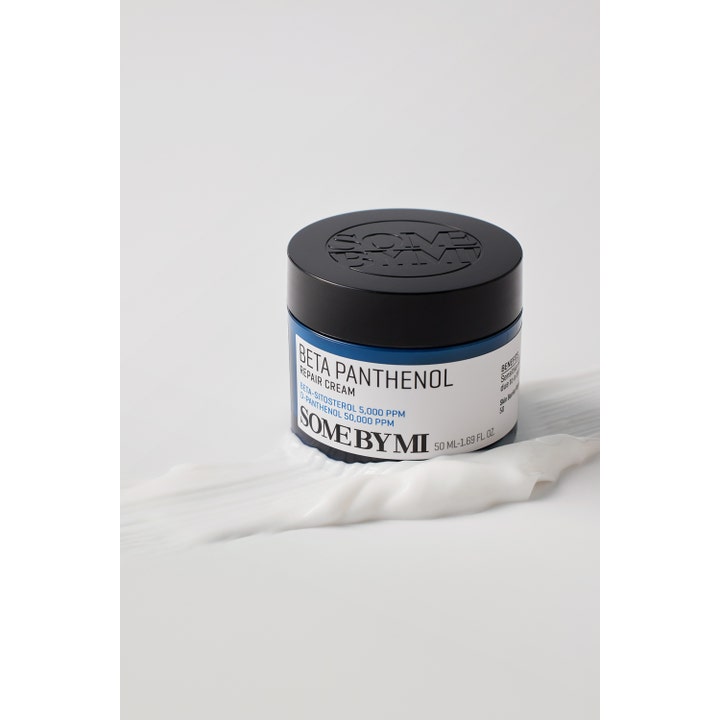 Some By Mi Beta Panthenol Repair Cream 50 ml genopbyggende ansigtscreme i blå krukke med hvid creme tekstur