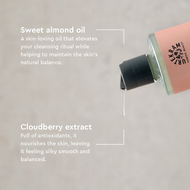Urtekram Nordic Berry Creamy Body Wash 500 ml plejende duschtvål med dråbe og tekst om multebærekstrakt