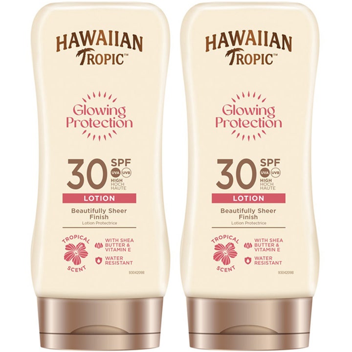 Hawaiian Tropic Glowing Protection SPF 30 Lotion solcreme med sheasmør i to beige flasker med bronzefarvede låg