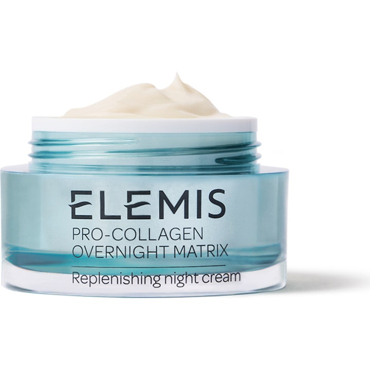 Elemis Pro-Collagen Overnight Matrix udglattende natcreme i blå glaskrukke med cremet hvid tekstur.