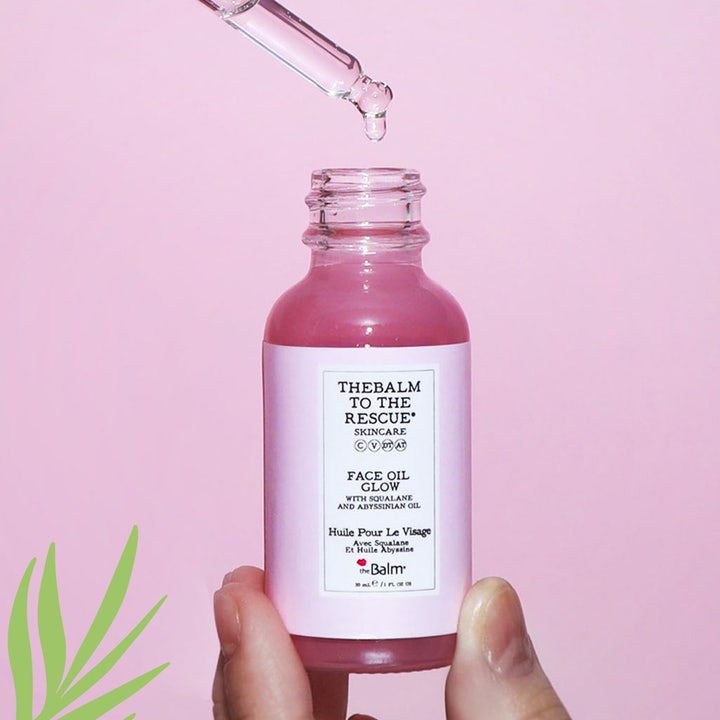 theBalm to the Rescue Face Oil Glow Serum 30 ml ansigtsolie der giver glød i en lyserød glasflaske med pipette.