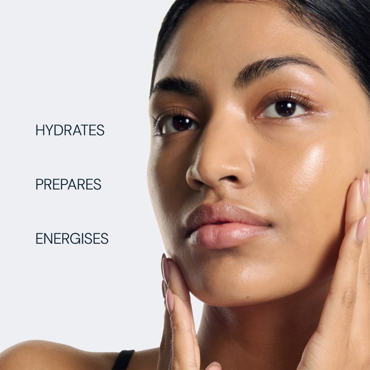 Elemis Pro-Collagen Marine Moisture Essence 100 ml fugtgivende essence på model med tekst Hydrates Prepares Energises