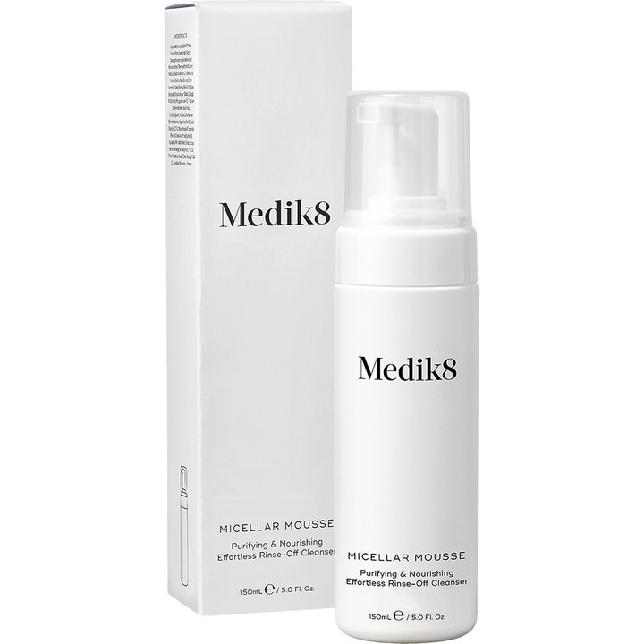 Medik8 Micellar Mousse 150 ml rensende og nærende ansigtsrens i hvid pumpeflaske vist ved siden af sin hvide æske.
