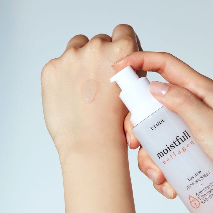 Etude Moistfull Collagen Essence 80 ml fugtgivende serum viser en klar geltekstur på huden fra hvid pumpeflaske.