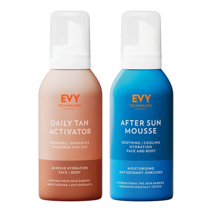 EVY Technology Daily Tan Activator og After Sun Mousse fugtgivende solpleje i beige og blå sprayflasker med hvide låg