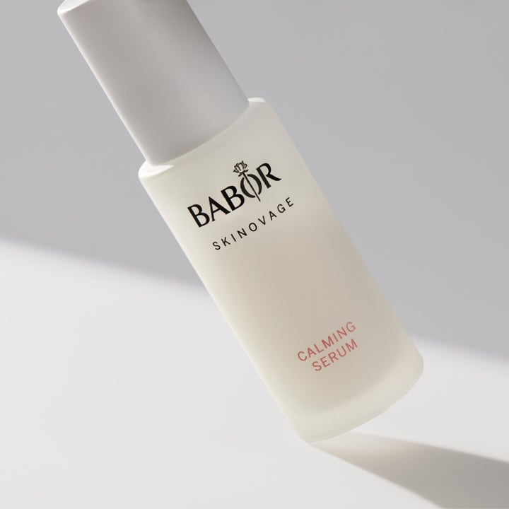 Babor Calming Serum 30 ml beroligende ansigtsserum i frostet hvid glasflaske vist i en skrå vinkel