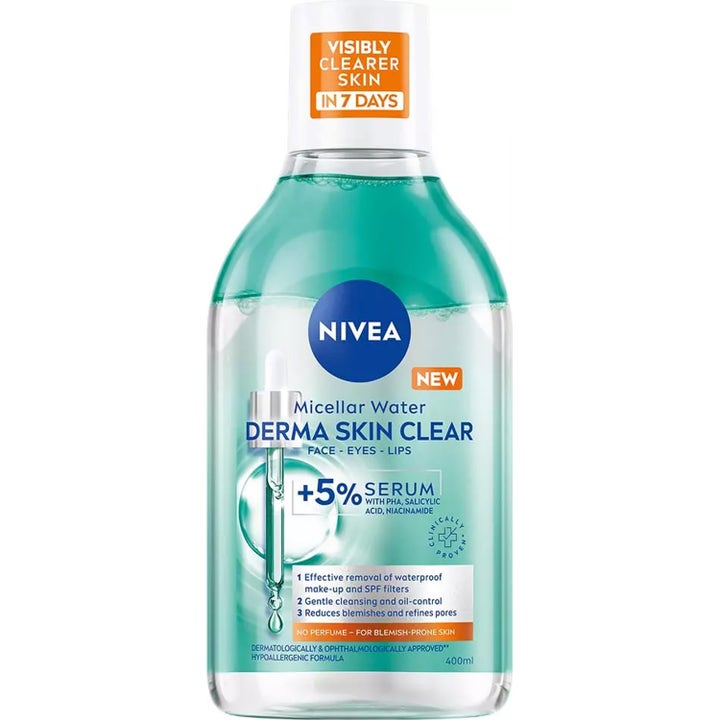 Nivea Derma Skin Clear Micellar Water 400 ml mod urenheder i en gennemsigtig plastflaske med hvidt låg