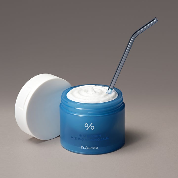 Dr. Ceuracle Hyal Reyouth Melting Foaming Balm 100 ml fugtgivende ansigtsrens i blå krukke med hvid cremet balm tekstur